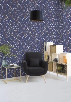 RNT By Really Nice Things Papiers Peints Papier Peint Sur Fond Bleu Avec Imprimé Multicouleur. -Pêle-mêle photos Soldes papier peint sur fond bleu avec imprime multicouleur 3