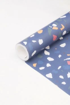 RNT By Really Nice Things Papiers Peints Papier Peint Sur Fond Bleu Avec Imprimé Multicouleur. -Pêle-mêle photos Soldes papier peint sur fond bleu avec imprime multicouleur 4